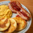 Pancakes, huevos revueltos y bacon