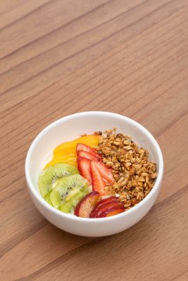 BOWL DE YOGURT NATURAL, FRUTAS DE ESTACIÓN Y GRANOLA