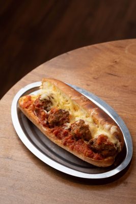 MEATBALL SANDWICH CON PAPAS FRITAS