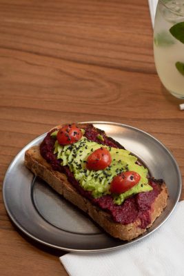 Toston vegano con hummus de remolacha