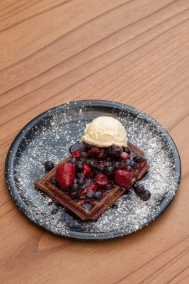 WAFFLE DE CHOCOLATE CREMA MONTADA Y FRUTOS ROJOS